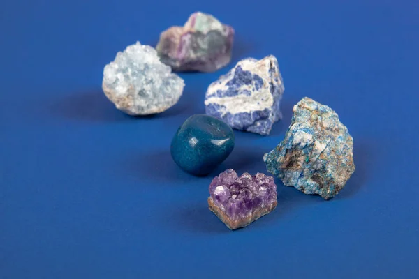 Conjunto Perto Minerais Naturais Pedras Preciosas Fundo Azul Clássico Use — Fotografia de Stock