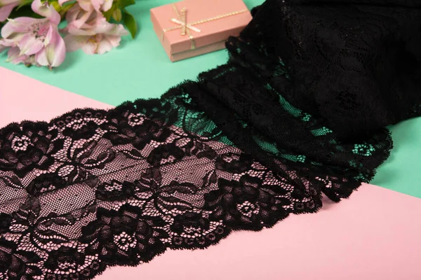 Nazik kurdele, dantel kumaş mobilya ve çiçekler, aksesuarlar, bantlar, pembe ve yeşil arka planda yüzükler. Elastik malzeme.