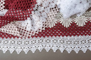 Bir yığın kırmızı, beyaz. Bej rengi yelken şampanyası lüks, lüks, gri arka planda dantel kumaş. giysi dikmek için keten dekorasyonunu kullan.