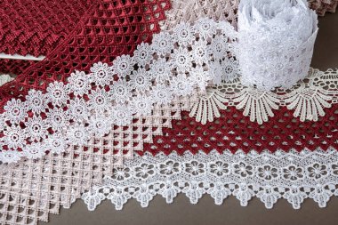 Bir yığın kırmızı, beyaz. Bej rengi yelken şampanyası lüks, lüks, gri arka planda dantel kumaş. giysi dikmek için keten dekorasyonunu kullan.