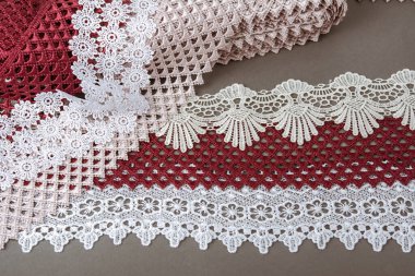 Bir yığın kırmızı, beyaz. Bej rengi yelken şampanyası lüks, lüks, gri arka planda dantel kumaş. giysi dikmek için keten dekorasyonunu kullan.