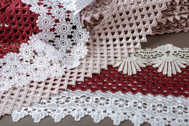 Bir yığın kırmızı, beyaz. Bej rengi yelken şampanyası lüks, lüks, gri arka planda dantel kumaş. giysi dikmek için keten dekorasyonunu kullan.