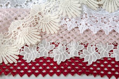 Bir yığın kırmızı, beyaz. Bej rengi yelken şampanyası lüks, lüks, gri arka planda dantel kumaş. giysi dikmek için keten dekorasyonunu kullan.