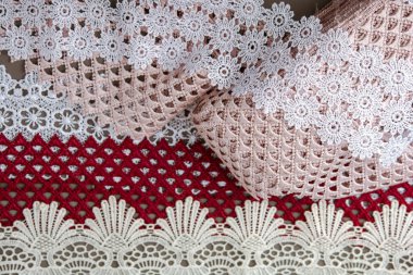 Bir yığın kırmızı, beyaz. Bej rengi yelken şampanyası lüks, lüks, gri arka planda dantel kumaş. giysi dikmek için keten dekorasyonunu kullan.