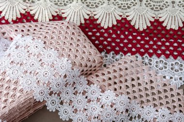 Bir yığın kırmızı, beyaz. Bej rengi yelken şampanyası lüks, lüks, gri arka planda dantel kumaş. giysi dikmek için keten dekorasyonunu kullan.