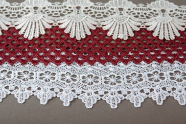 Bir yığın kırmızı, beyaz. Bej rengi yelken şampanyası lüks, lüks, gri arka planda dantel kumaş. giysi dikmek için keten dekorasyonunu kullan.