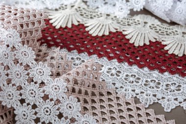 Bir yığın kırmızı, beyaz. Bej rengi yelken şampanyası lüks, lüks, gri arka planda dantel kumaş. giysi dikmek için keten dekorasyonunu kullan.