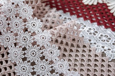 Bir yığın kırmızı, beyaz. Bej rengi yelken şampanyası lüks, lüks, gri arka planda dantel kumaş. giysi dikmek için keten dekorasyonunu kullan.