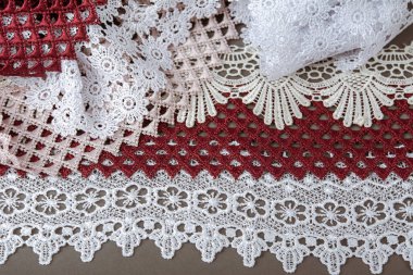 Bir yığın kırmızı, beyaz. Bej rengi yelken şampanyası lüks, lüks, gri arka planda dantel kumaş. giysi dikmek için keten dekorasyonunu kullan.