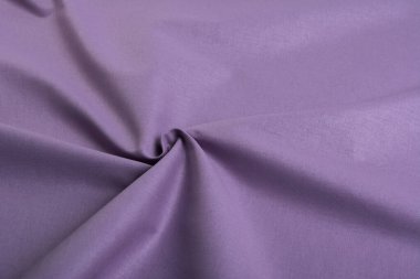 mor pamuk doğal kumaş, ipliklerin dokuması, kıvrımlı kıvrımlar. Elbise ve gömlek dikmek için. Dikiş dikmek ve terzi dükkanını kullanmak için. Metin için boşluk.