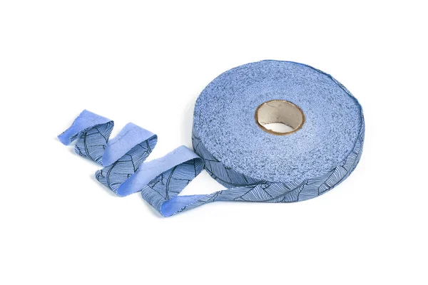 白を基調としたクロシェ用のブルー弾性ニットテープ糸が展開 子供のおもちゃや織りバスケットのための使用 — ストック写真