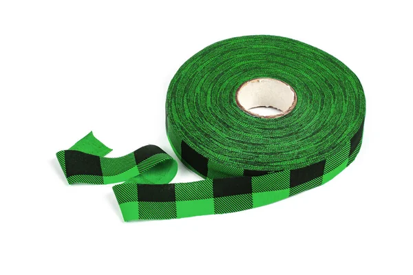 白い背景にクロシェ用の緑の伸縮性ニットテープ糸が転がりました 子供のおもちゃや織りバスケットのための使用 — ストック写真