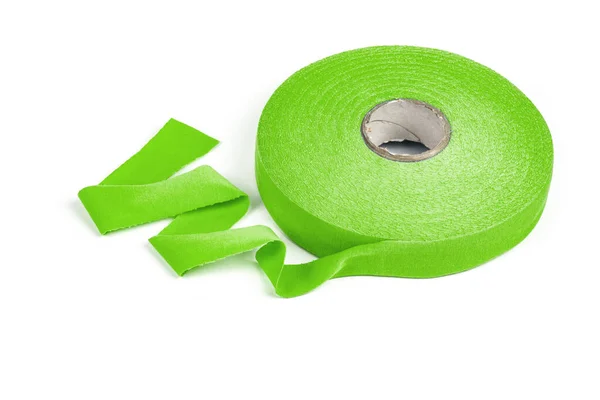 白い背景にクロシェ用の緑の伸縮性ニットテープ糸が転がりました 子供のおもちゃや織りバスケットのための使用 — ストック写真