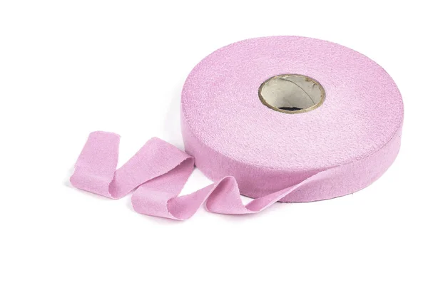 白を基調としたクロシェ用ピンクの伸縮性ニットテープ糸が展開 子供のおもちゃや織りバスケットのための使用 — ストック写真