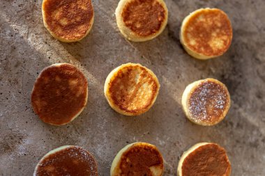 Ev yapımı yumuşak sufle krep, badem, hindistan cevizi, soya proteini undan yapılır. Tatlı pudrayla yakın çekim. Japon usulü tatlı. Bej taş grunge beton arka planda karbonhidratsız ketojenik gıda.