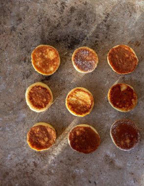 Ev yapımı yumuşak sufle krep, badem, hindistan cevizi, soya proteini undan yapılır. Tatlı pudrayla yakın çekim. Japon usulü tatlı. Bej taş grunge beton arka planda karbonhidratsız ketojenik gıda.