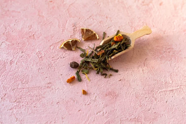 Σωρός Από Εκλεκτά Πράσινα Φύλλα Τσάι Sencha Και Ζαχαρωμένα Φρούτα — Φωτογραφία Αρχείου