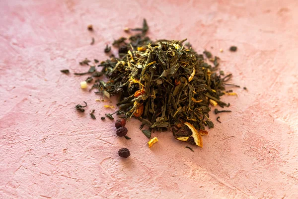 Σωρός Από Εκλεκτά Πράσινα Φύλλα Τσάι Sencha Και Ζαχαρωμένα Φρούτα — Φωτογραφία Αρχείου