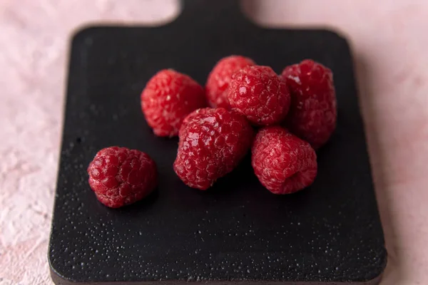 Pile Frozen Fresh Ripe Bright Red Raspberries Black Cutting Board — Stock Photo, Image