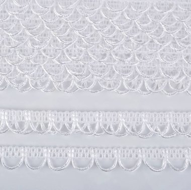 Düğme halkalı beyaz elastik dantel dekoratif örgü. dikiş ve dekorasyon yastıkları, gömlekler ve giysiler kullanın. Sancak için doku. Metin için boşluk.