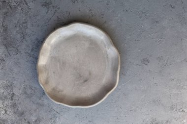 Taştan kıvrımlı, beyaz ve gri tabaklar, üst görünüm modeli. Çimento çiziklerinden, çiziklerden ve çatlaklardan oluşan bir tabaka. Mesaj için yer var. Seçici yumuşak odak.