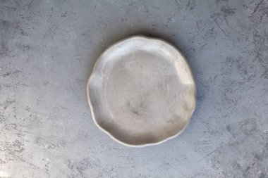 Taştan kıvrımlı, beyaz ve gri tabaklar, üst görünüm modeli. Çimento çiziklerinden, çiziklerden ve çatlaklardan oluşan bir tabaka. Mesaj için yer var. Seçici yumuşak odak.