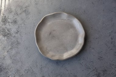 Taştan kıvrımlı, beyaz ve gri tabaklar, üst görünüm modeli. Çimento çiziklerinden, çiziklerden ve çatlaklardan oluşan bir tabaka. Mesaj için yer var. Seçici yumuşak odak.