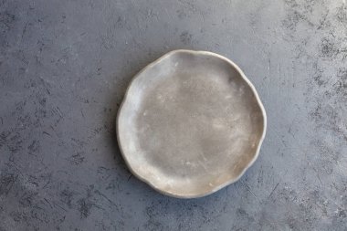 Taştan kıvrımlı, beyaz ve gri tabaklar, üst görünüm modeli. Çimento çiziklerinden, çiziklerden ve çatlaklardan oluşan bir tabaka. Mesaj için yer var. Seçici yumuşak odak.