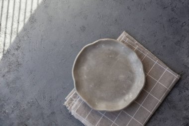 Taştan kıvrımlı, beyaz ve gri tabaklar, üst görünüm modeli. Çimento çiziklerinden, çiziklerden ve çatlaklardan oluşan bir tabaka. Mesaj için yer var. Seçici yumuşak odak.