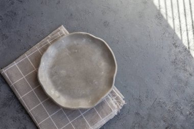 Taştan kıvrımlı, beyaz ve gri tabaklar, üst görünüm modeli. Çimento çiziklerinden, çiziklerden ve çatlaklardan oluşan bir tabaka. Mesaj için yer var. Seçici yumuşak odak.