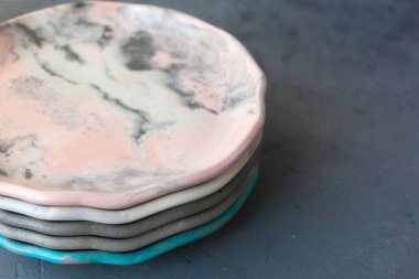 Gri connettable üzerinde taş kıvrımlı renk tabağı yığını, üst görünüm modeli. Çimento çiziklerinden, çiziklerden ve çatlaklardan oluşan bir tabaka. Mesaj için yer var. Seçici yumuşak odak.