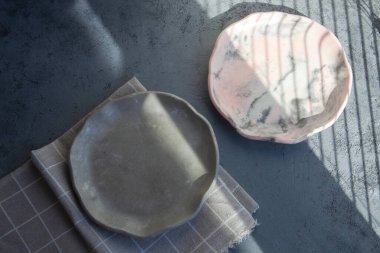 Gri connettable üzerinde taş kıvrımlı renk tabağı yığını, üst görünüm modeli. Çimento çiziklerinden, çiziklerden ve çatlaklardan oluşan bir tabaka. Mesaj için yer var. Seçici yumuşak odak.