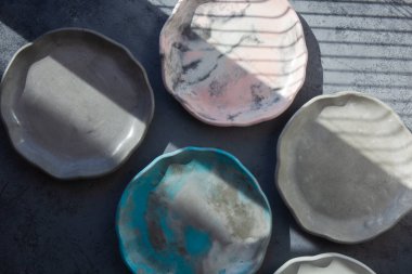 Gri connettable üzerinde taş kıvrımlı renk tabağı yığını, üst görünüm modeli. Çimento çiziklerinden, çiziklerden ve çatlaklardan oluşan bir tabaka. Mesaj için yer var. Seçici yumuşak odak.