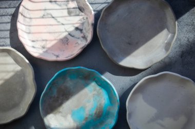 Gri connettable üzerinde taş kıvrımlı renk tabağı yığını, üst görünüm modeli. Çimento çiziklerinden, çiziklerden ve çatlaklardan oluşan bir tabaka. Mesaj için yer var. Seçici yumuşak odak.