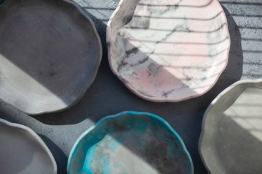 Gri connettable üzerinde taş kıvrımlı renk tabağı yığını, üst görünüm modeli. Çimento çiziklerinden, çiziklerden ve çatlaklardan oluşan bir tabaka. Mesaj için yer var. Seçici yumuşak odak.