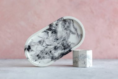 Soyut lekeleri ve kalp ve plakası olan tek renkli taş mum tutucu seti gri betonu çatlatır. Saksı, saksı ve dekorasyon için kullanılıyor. metin için boşluk kopyala, seçici yumuşak odak