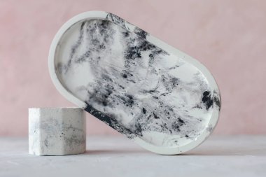 Soyut lekeleri ve kalp ve plakası olan tek renkli taş mum tutucu seti gri betonu çatlatır. Saksı, saksı ve dekorasyon için kullanılıyor. metin için boşluk kopyala, seçici yumuşak odak