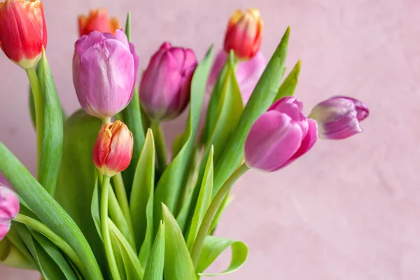 Frischer Frühlingsstrauß Aus Rosa Und Orangen Tulpen Auf Texturhintergrund Konzept — Stockfoto