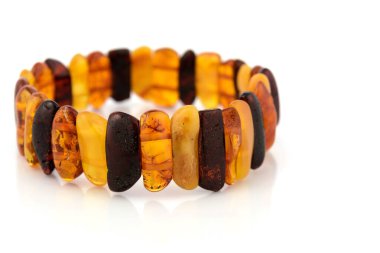 Doğal cilalanmış, şeffaf bal rengi, lüks boncuklardan yapılmış bilezik. Beyaz boncuklar da dahil. Seçici yumuşak odaklanmayı kapat. Metin için boşluk