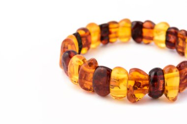 Doğal cilalanmış, şeffaf bal rengi, lüks boncuklardan yapılmış bilezik. Beyaz boncuklar da dahil. Seçici yumuşak odaklanmayı kapat. Metin için boşluk