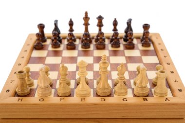 Bej kahverengi tahta satranç taşları satranç tahtasının üzerinde duruyor. Oyun konsepti yarışmasını kapat, Klasik Turnuva.