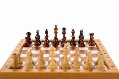 Bej kahverengi tahta satranç taşları satranç tahtasının üzerinde duruyor. Oyun konsepti yarışmasını kapat, Klasik Turnuva.