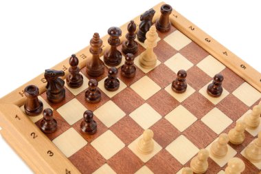 Bej kahverengi tahta satranç taşları satranç tahtasının üzerinde duruyor. Oyun konsepti yarışmasını kapat, Klasik Turnuva.