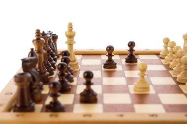 Bej kahverengi tahta satranç taşları satranç tahtasının üzerinde duruyor. Oyun konsepti yarışmasını kapat, Klasik Turnuva.