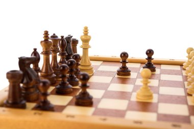 Bej kahverengi tahta satranç taşları satranç tahtasının üzerinde duruyor. Oyun konsepti yarışmasını kapat, Klasik Turnuva.