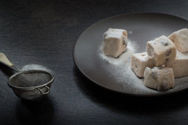 Hatmi yükselterek Porto şarabı