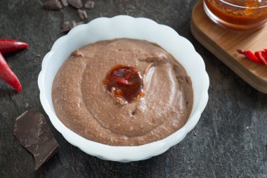 Chili reçelli çikolatalı Mus