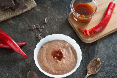 Chili reçelli çikolatalı Mus