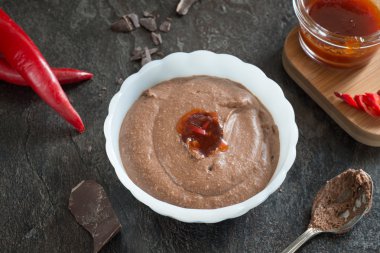 Chili reçelli çikolatalı Mus