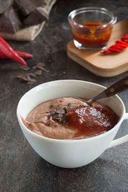 Chili reçelli çikolatalı Mus